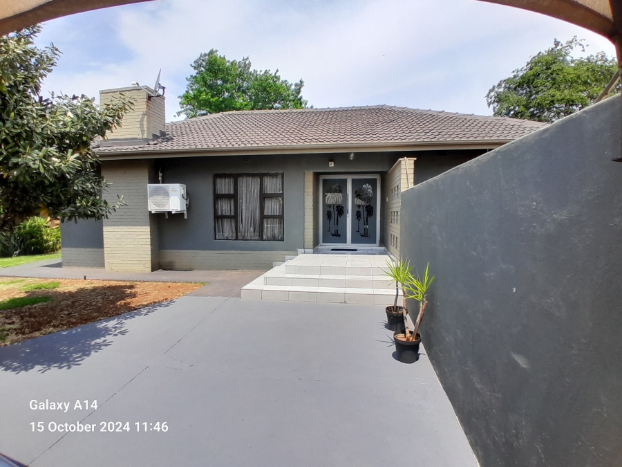 6 Bedroom Property for Sale in Protea Park North West